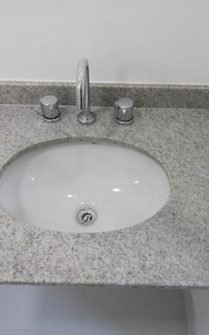 Apartamento para alugar com 99m², 2 quartos e 1 vagaDetalhe do banheiro da suíte - Pia 