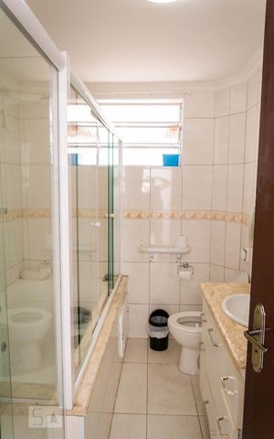 Casa à venda com 250m², 3 quartos e 2 vagas Casa à venda com 250m², 3 quartos e 2 vagasBanheiro