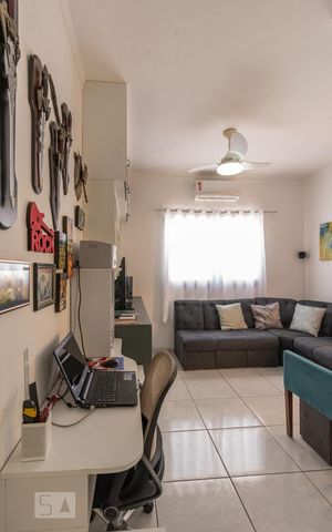 Casa à venda com 83m², 2 quartos e 3 vagasSala