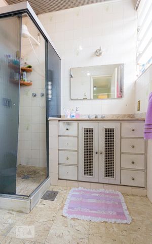 Casa à venda com 320m², 5 quartos e 4 vagas Casa à venda com 320m², 5 quartos e 4 vagasBanheiro Social
