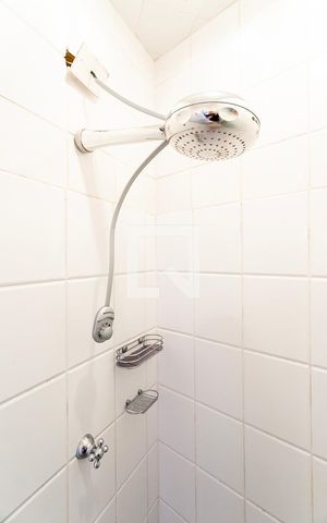 Casa para alugar com 90m², 3 quartos e 1 vaga Casa para alugar com 90m², 3 quartos e 1 vagaChuveiro do Banheiro de Serviço
