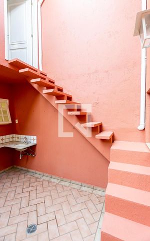 Casa para alugar com 90m², 3 quartos e 1 vaga Casa para alugar com 90m², 3 quartos e 1 vagaEscadas