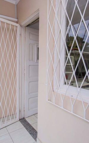 Casa à venda com 380m², 3 quartos e 3 vagas Casa à venda com 380m², 3 quartos e 3 vagasVaranda da Sala