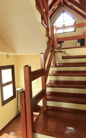 Casa de condomínio à venda com 195m², 3 quartos e 2 vagas Casa de condomínio à venda com 195m², 3 quartos e 2 vagasEscada acesso sótão