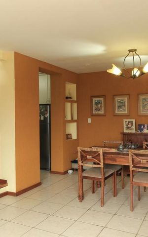 Casa de condomínio à venda com 195m², 3 quartos e 2 vagas Casa de condomínio à venda com 195m², 3 quartos e 2 vagasSala