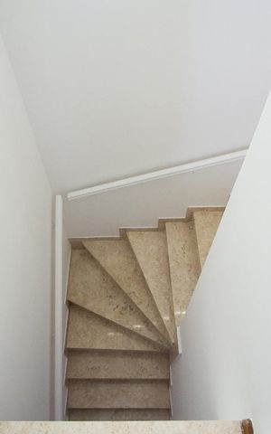 Casa à venda com 400m², 3 quartos e sem vaga Casa à venda com 400m², 3 quartos e sem vagaEscada
