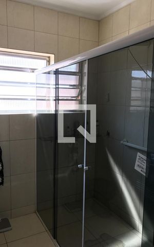 Casa à venda com 250m², 3 quartos e 2 vagas Casa à venda com 250m², 3 quartos e 2 vagasBanheiro 1