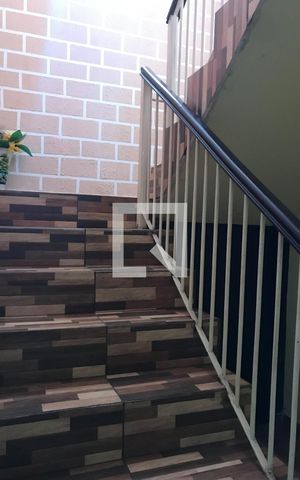 Casa à venda com 250m², 3 quartos e 2 vagas Casa à venda com 250m², 3 quartos e 2 vagasEscada