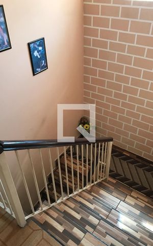 Casa à venda com 250m², 3 quartos e 2 vagas Casa à venda com 250m², 3 quartos e 2 vagasEscada