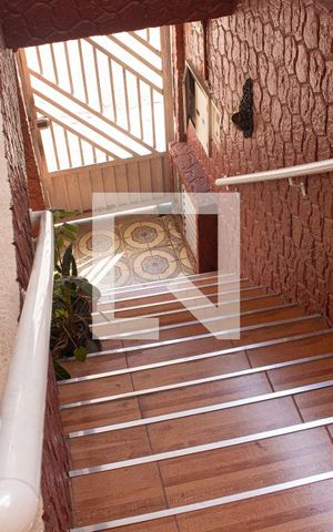 Casa à venda com 250m², 3 quartos e 2 vagas Casa à venda com 250m², 3 quartos e 2 vagasEscada