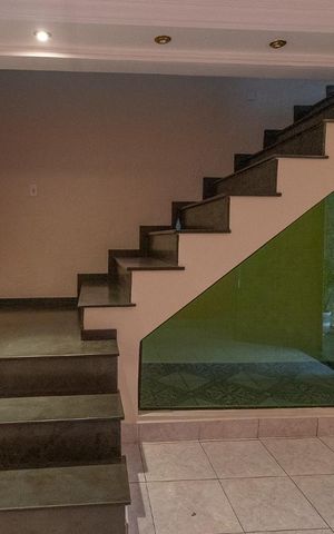 Casa à venda com 180m², 3 quartos e 2 vagas Casa à venda com 180m², 3 quartos e 2 vagasEscada Sala 1