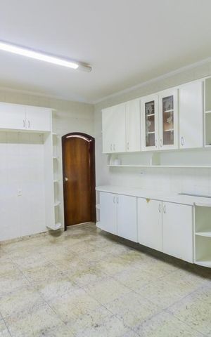 Casa à venda com 200m², 4 quartos e 4 vagas Casa à venda com 200m², 4 quartos e 4 vagasCozinha