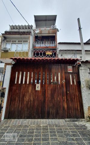 Casa à venda com 175m², 3 quartos e 2 vagas Casa à venda com 175m², 3 quartos e 2 vagasFachada