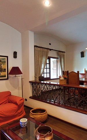 Casa à venda com 390m², 4 quartos e 5 vagas Casa à venda com 390m², 4 quartos e 5 vagasSala