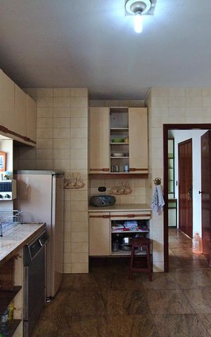 Casa à venda com 390m², 4 quartos e 5 vagas Casa à venda com 390m², 4 quartos e 5 vagasCozinha