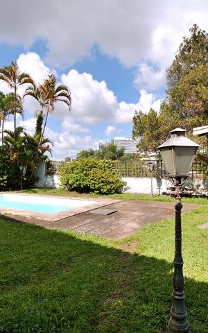 Casa à venda com 390m², 4 quartos e 5 vagas Casa à venda com 390m², 4 quartos e 5 vagasÁrea Externa