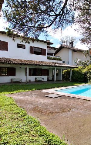 Casa à venda com 390m², 4 quartos e 5 vagas Casa à venda com 390m², 4 quartos e 5 vagasÁrea Externa