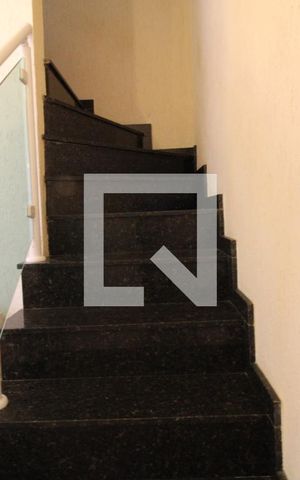 Casa de condomínio à venda com 84m², 3 quartos e 2 vagasEscada