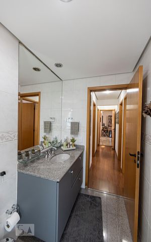 Apartamento à venda com 127m², 3 quartos e 3 vagas Apartamento à venda com 127m², 3 quartos e 3 vagasBanheiro Social
