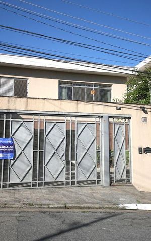 Casa à venda com 230m², 3 quartos e 4 vagas Casa à venda com 230m², 3 quartos e 4 vagasFachada