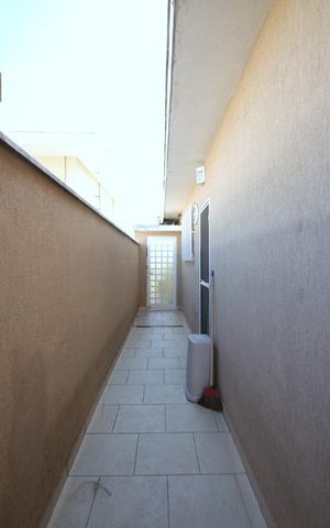 Casa à venda com 230m², 3 quartos e 4 vagasCorredor Lateral 