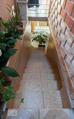 Casa para alugar com 220m², 4 quartos e 3 vagas Casa para alugar com 220m², 4 quartos e 3 vagasEscada