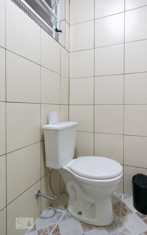Casa para alugar com 220m², 4 quartos e 3 vagas Casa para alugar com 220m², 4 quartos e 3 vagasBanheiro de Serviço