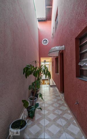 Casa para alugar com 220m², 4 quartos e 3 vagas Casa para alugar com 220m², 4 quartos e 3 vagasCorredor Externo