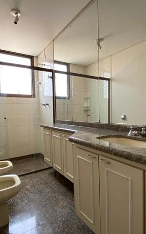 Apartamento à venda com 393m², 4 quartos e 6 vagas Apartamento à venda com 393m², 4 quartos e 6 vagasBanheiro da Suíte 3