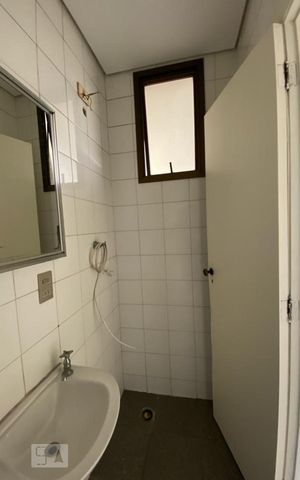 Apartamento à venda com 393m², 4 quartos e 6 vagas Apartamento à venda com 393m², 4 quartos e 6 vagasBanheiro de Serviço