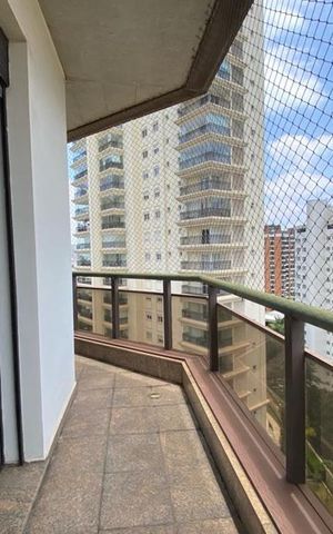 Apartamento à venda com 393m², 4 quartos e 6 vagas Apartamento à venda com 393m², 4 quartos e 6 vagasEscritório - Sacada