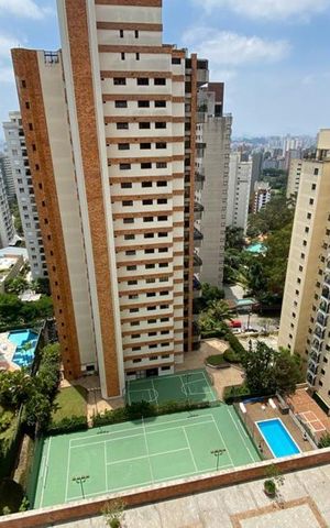 Apartamento à venda com 393m², 4 quartos e 6 vagas Apartamento à venda com 393m², 4 quartos e 6 vagasVista da Suíte 2