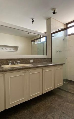 Apartamento à venda com 393m², 4 quartos e 6 vagas Apartamento à venda com 393m², 4 quartos e 6 vagasBanheiro 1 da Suíte 1