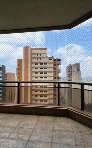 Apartamento à venda com 393m², 4 quartos e 6 vagas Apartamento à venda com 393m², 4 quartos e 6 vagasSacada