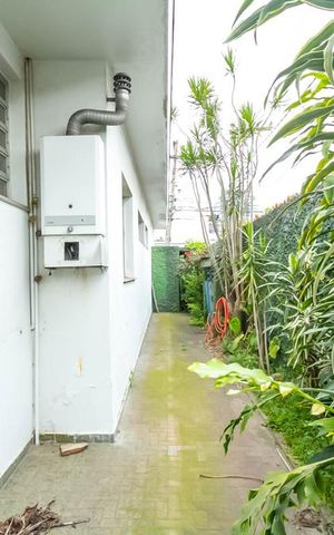 Casa à venda com 180m², 4 quartos e 3 vagas Casa à venda com 180m², 4 quartos e 3 vagasCorredor lateral