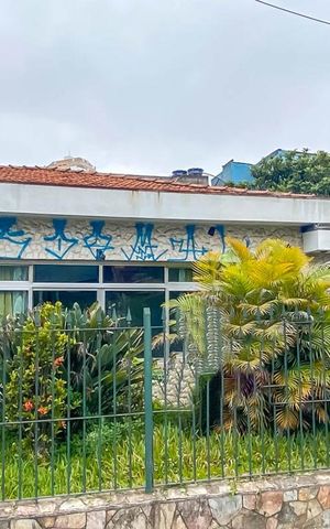 Casa à venda com 180m², 4 quartos e 3 vagas Casa à venda com 180m², 4 quartos e 3 vagasFachada