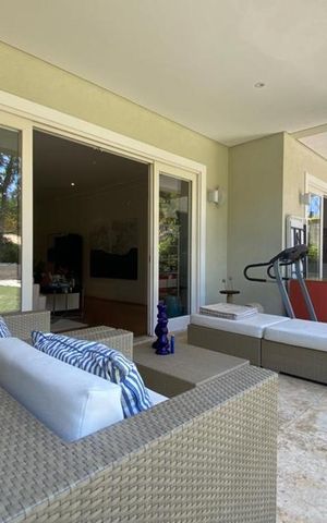 Casa à venda com 465m², 4 quartos e 4 vagas Casa à venda com 465m², 4 quartos e 4 vagasVaranda