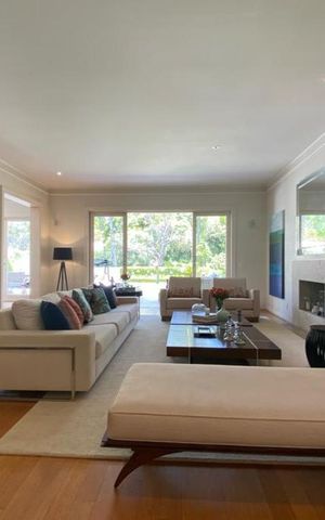 Casa à venda com 465m², 4 quartos e 4 vagas Casa à venda com 465m², 4 quartos e 4 vagasSala
