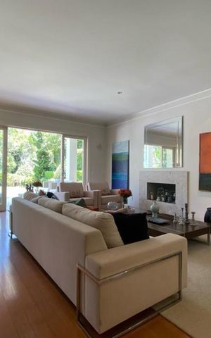 Casa à venda com 465m², 4 quartos e 4 vagas Casa à venda com 465m², 4 quartos e 4 vagasSala