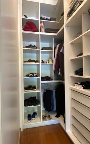 Casa à venda com 465m², 4 quartos e 4 vagas Casa à venda com 465m², 4 quartos e 4 vagasCloset da Suíte 3