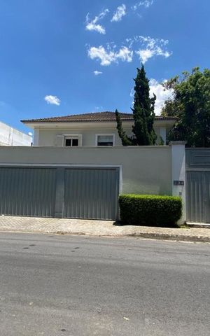 Casa à venda com 465m², 4 quartos e 4 vagas Casa à venda com 465m², 4 quartos e 4 vagasFachada