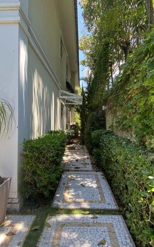 Casa à venda com 465m², 4 quartos e 4 vagas Casa à venda com 465m², 4 quartos e 4 vagasCorredor