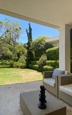 Casa à venda com 465m², 4 quartos e 4 vagas Casa à venda com 465m², 4 quartos e 4 vagasVaranda