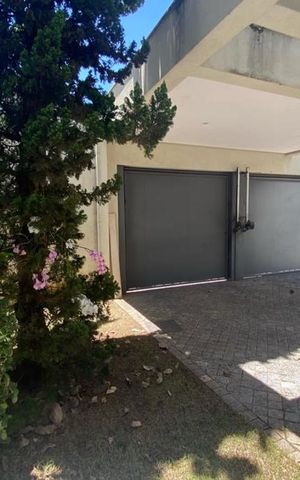 Casa à venda com 465m², 4 quartos e 4 vagas Casa à venda com 465m², 4 quartos e 4 vagasVista da Sala de TV