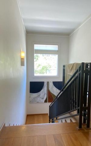 Casa à venda com 465m², 4 quartos e 4 vagas Casa à venda com 465m², 4 quartos e 4 vagasEscada