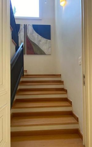 Casa à venda com 465m², 4 quartos e 4 vagas Casa à venda com 465m², 4 quartos e 4 vagasEscada