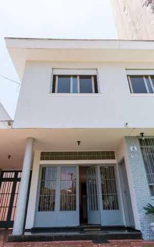 Casa à venda com 260m², 4 quartos e 8 vagas Casa à venda com 260m², 4 quartos e 8 vagasEntrada