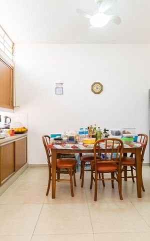Casa à venda com 260m², 4 quartos e 8 vagas Casa à venda com 260m², 4 quartos e 8 vagasCozinha