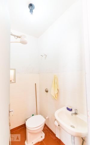 Casa à venda com 260m², 4 quartos e 8 vagas Casa à venda com 260m², 4 quartos e 8 vagasBanheiro de Serviço