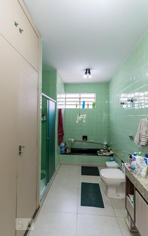 Casa à venda com 260m², 4 quartos e 8 vagas Casa à venda com 260m², 4 quartos e 8 vagasBanheiro Social